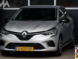 Grijs Gebruikt 2023 Renault Clio V Equilibre Hatchback | € 15.950 (Goede deal)