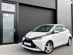 Wit Gebruikt 2015 Toyota Aygo X-play Hatchback | € 7.795 (Eerlijke prijs)