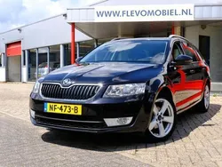 Zwart, metallic lak Gebruikt 2016 Skoda Octavia Ambition Stationwagen | € 10.950 (Eerlijke prijs)