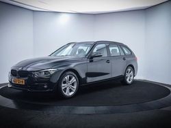 Zwart, metallic lak Gebruikt 2018 BMW 320 Executive Stationwagen | € 19.950 (Super prijs)