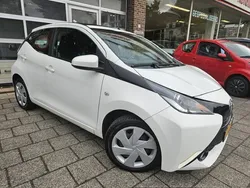 Wit Gebruikt 2016 Toyota Aygo X-wave Hatchback | € 9.450 (Eerlijke prijs)