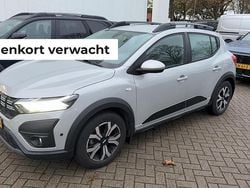 Grijs Gebruikt 2024 Dacia Sandero Stepway Hatchback | € 18.550 (Eerlijke prijs)