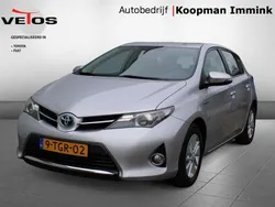 Grijs, metallic lak Gebruikt 2014 Toyota Auris Hybrid Hatchback | € 9.950 (Iets duurder)