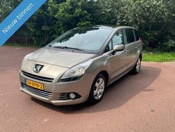 Grijs, metallic lak Gebruikt 2011 Peugeot 5008 MPV | € 4.745 (Eerlijke prijs)