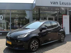 Zwart Gebruikt 2023 Toyota Yaris Hybrid Hatchback | € 20.990 (Eerlijke prijs)