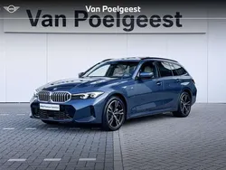 Arctic race blue metallic (blauw metallic) Gebruikt 2024 BMW 330e Comfort Edition Stationwagen | € 64.900 (Duur)