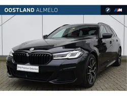 M carbonschwarz (donker zwart metallic) Gebruikt 2022 BMW 530e Comfort Edition Stationwagen | € 46.450 (Goede deal)