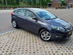 Grijs Gebruikt 2010 Ford Focus Style Sedan | € 2.800 (Eerlijke prijs)