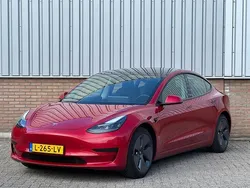 Rood Gebruikt 2021 Tesla Model 3 Standard Range Sedan | € 21.950 (Eerlijke prijs)