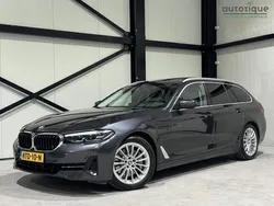 Grijs, metallic lak Gebruikt 2020 BMW 530e Executive Stationwagen | € 33.940 (Eerlijke prijs)