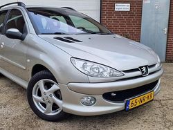 Grijs (parellak) Gebruikt 2004 Peugeot 206 Stationwagen | € 2.695