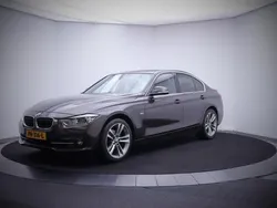 Bruin, metallic lak Gebruikt 2017 BMW 318 Executive Sedan | € 16.950 (Eerlijke prijs)