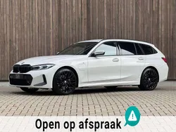Wit, metallic lak Gebruikt 2023 BMW 330e M Sport Stationwagen | € 36.950