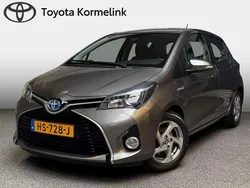 Grijs, metallic lak Gebruikt 2016 Toyota Yaris Hybrid Trend Hatchback | € 15.750 (Eerlijke prijs)