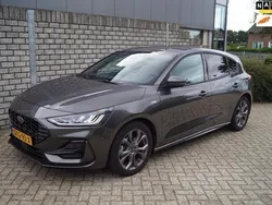 Grijs, metallic lak Gebruikt 2022 Ford Focus ST-Line X Hatchback | € 22.450 (Goede deal)