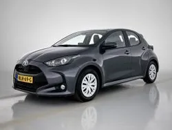 Ash grey metallic (donker grijs metallic) Gebruikt 2024 Toyota Yaris Active Hatchback | € 22.745 (Eerlijke prijs)