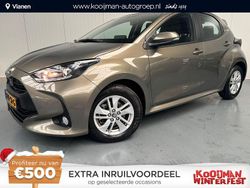 Groen (metallic) Gebruikt 2024 Toyota Yaris Hybrid Active Hatchback | € 23.950 (Eerlijke prijs)