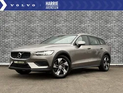 Grijs, metallic lak Gebruikt 2018 Volvo V60 CC Pro Stationwagen | € 34.899 (Eerlijke prijs)
