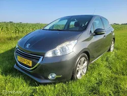 Grijs, metallic lak Gebruikt 2015 Peugeot 208 Hatchback | € 5.950 (Goede deal)
