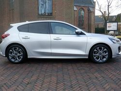 Grijs Gebruikt 2023 Ford Focus ST-Line Hatchback | € 22.900 (Eerlijke prijs)