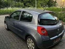 Grijs Gebruikt 2007 Renault Clio II Authentique Hatchback | € 1.850 (Eerlijke prijs)