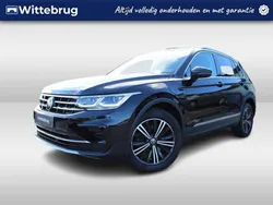 Zwart Gebruikt 2021 VW Tiguan Elegance SUV | € 32.950 (Eerlijke prijs)