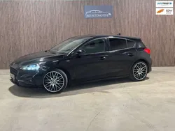 Zwart, metallic lak Gebruikt 2018 Ford Focus ST-Line Hatchback | € 18.400 (Eerlijke prijs)
