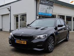 Zwart (metallic) Gebruikt 2020 BMW 330e M Sport Stationwagen | € 23.900 (Eerlijke prijs)