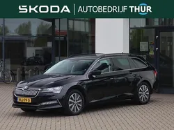Zwart, metallic lak Gebruikt 2023 Skoda Superb Ambition Stationwagen | € 29.950 (Eerlijke prijs)