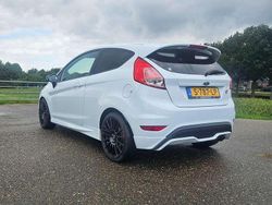 Wit Gebruikt 2015 Ford Fiesta ST Hatchback | € 10.490 (Eerlijke prijs)
