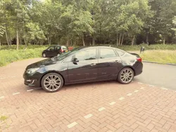 Zwart Gebruikt 2013 Opel Astra Cosmo Sedan | € 4.500 (Eerlijke prijs)