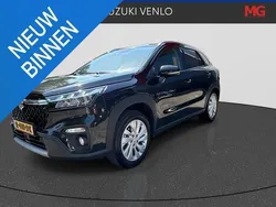 Zwart, metallic lak Gebruikt 2022 Suzuki SX4 S-Cross SUV | € 27.450 (Eerlijke prijs)