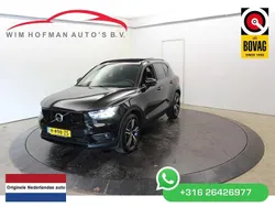 Zwart, metallic lak Gebruikt 2020 Volvo XC40 R-Design SUV | € 33.940 (Eerlijke prijs)