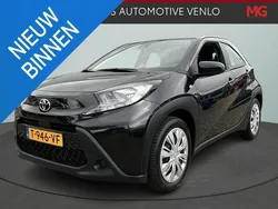 Zwart Gebruikt 2023 Toyota Aygo Play Hatchback | € 16.750 (Eerlijke prijs)