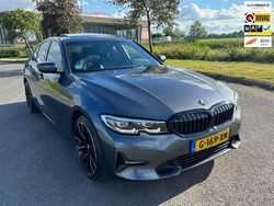 Grijs, metallic lak Gebruikt 2020 BMW 330e Sport Line Sedan | € 32.450 (Eerlijke prijs)