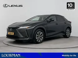 Graphite black metallic (donker zwart metallic) Gebruikt 2023 Lexus RZ 450e Executive Line SUV | € 43.450 (Eerlijke prijs)