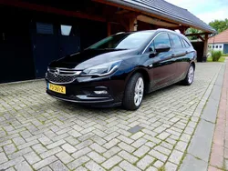 Zwart Gebruikt 2017 Opel Astra Innovation Stationwagen | € 6.000 (Goede deal)