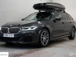 Grijs, metallic lak Gebruikt 2022 BMW 530e M Sport Stationwagen | € 42.950 (Eerlijke prijs)