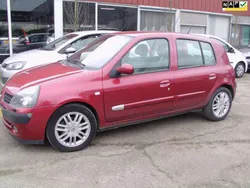 Rood, metallic lak Gebruikt 2003 Renault Clio II Dynamique Hatchback | € 1.999 (Goede deal)