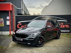 Zwart / black sapphire metallic (475) Gebruikt 2022 BMW X5 M Sport SUV | € 78.950 (Duur)