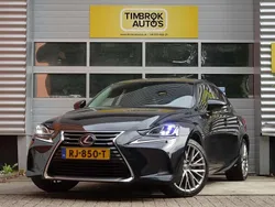 Zwart, metallic lak Gebruikt 2017 Lexus IS300h Luxury Line Sedan | € 20.950 (Eerlijke prijs)