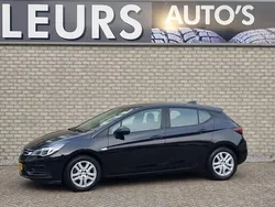 Zwart Gebruikt 2018 Opel Astra Edition Hatchback | € 13.250 (Eerlijke prijs)
