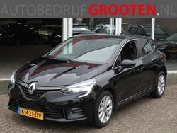 Zwart (metallic) Gebruikt 2020 Renault Clio V Intens Hatchback | € 11.988 (Eerlijke prijs)