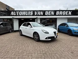 Wit, metallic lak Gebruikt 2016 Alfa Romeo Giulietta Super Hatchback | € 7.945 (Eerlijke prijs)