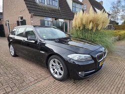 Zwart (metallic) Gebruikt 2012 BMW 525 Executive Stationwagen | € 7.400
