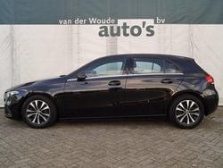 Zwart, metallic lak Gebruikt 2020 Mercedes A180 Style Hatchback | € 16.900 (Iets duurder)