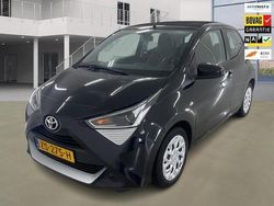 Zwart (metallic) Gebruikt 2019 Toyota Aygo X-play Hatchback | € 13.750 (Eerlijke prijs)