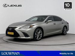 Sonic titanium (grijs metallic) Gebruikt 2018 Lexus ES300H Sport Line Sedan | € 40.950 (Eerlijke prijs)