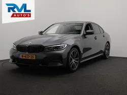 Grijs, metallic lak Gebruikt 2022 BMW 318 Executive Sedan | € 28.950 (Goede deal)