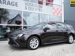 Bruin Gebruikt 2024 Toyota Corolla Hybrid Stationwagen | € 29.950 (Eerlijke prijs)